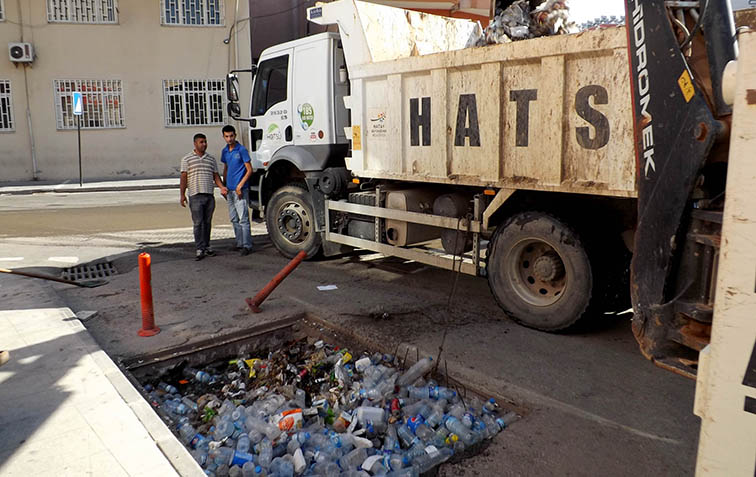 YAĞMUR SUYU HATLARINDAKİ ATIKLAR HAYRETE DÜŞÜRDÜ