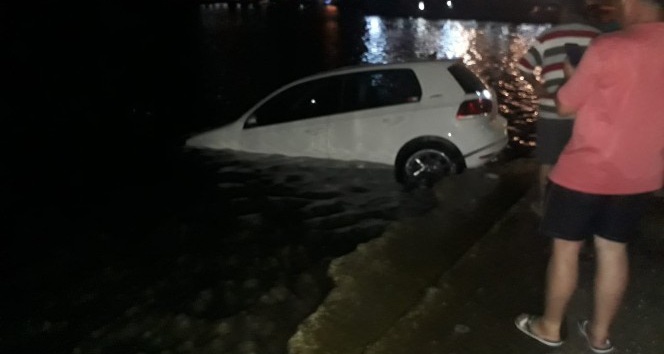 El freni çekilmeyen otomobil limana düştü