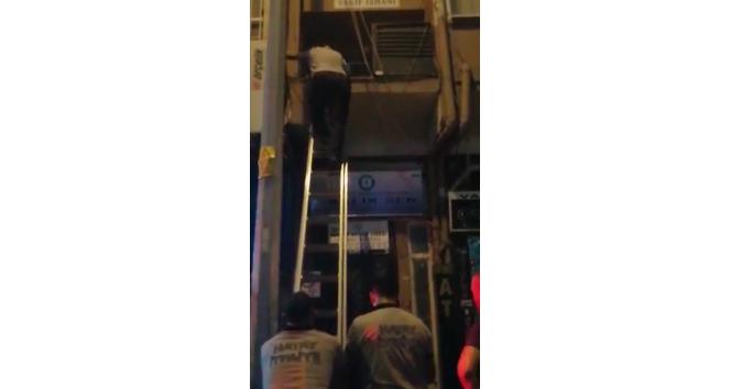 Annesinin iş hanında unuttuğu çocuğu itfaiye kurtardı