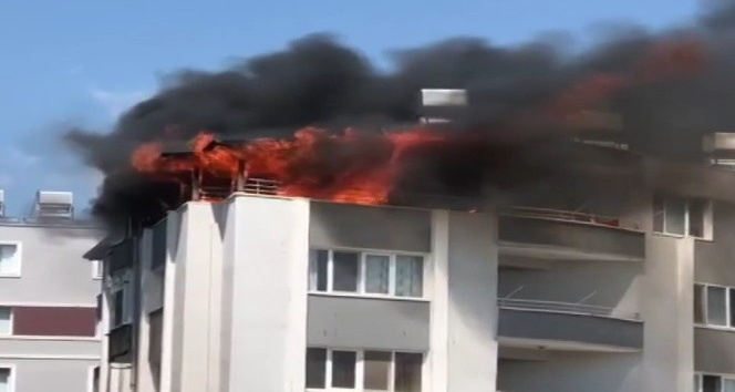 Çatı katında çıkan yangını itfaiye ekipleri söndürdü