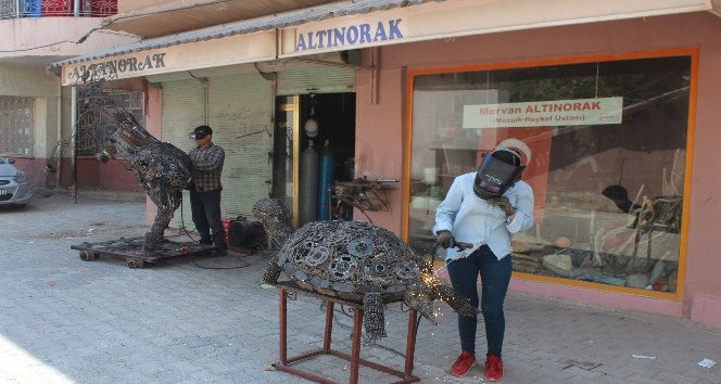 Lise öğrencisi kız, hurdalarla ‘dev kaplumbağa’ heykeli yaptı