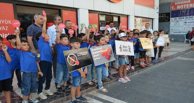 Kırıkhan’da öğrenciler, sürücülere broşür dağıttı