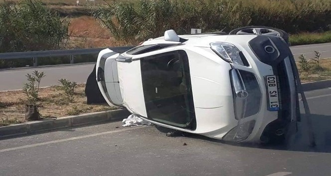 Otomobil devrildi, anne ve bebeği yaralandı