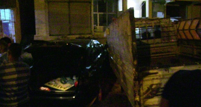 Otomobil ile Kamyonet çarpıştı:1 yaralı