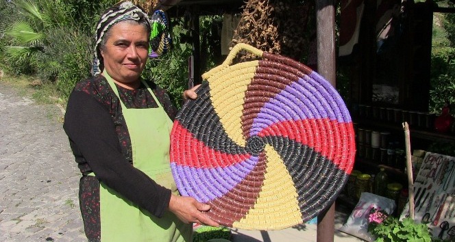 Ekmeğini buğday sapından çıkarıyor