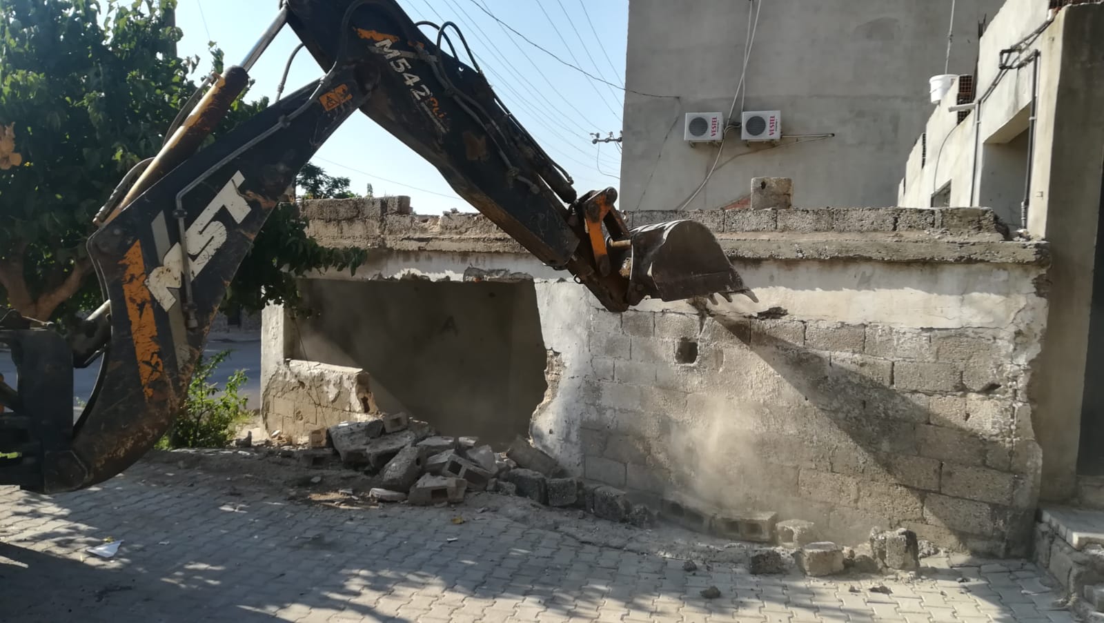 KIRIKHAN’DA METRUK BİNALAR YIKILIYOR