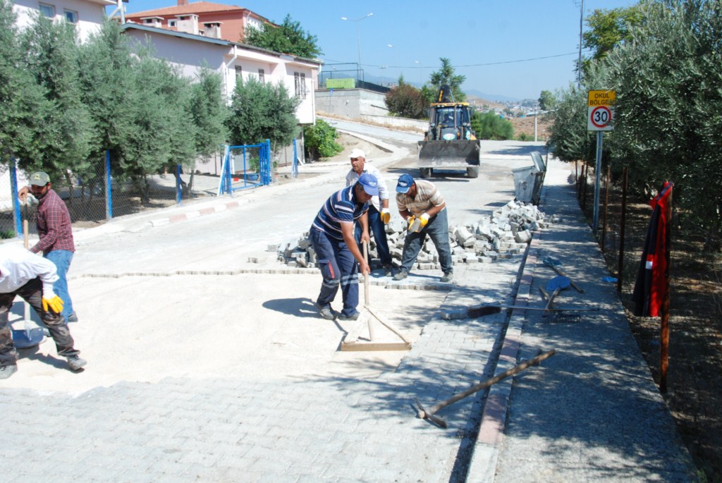 PARKE KİLİT TAŞI TAMİR VE PEYZAJ ÇALIŞMALARINA DEVAM EDİYOR