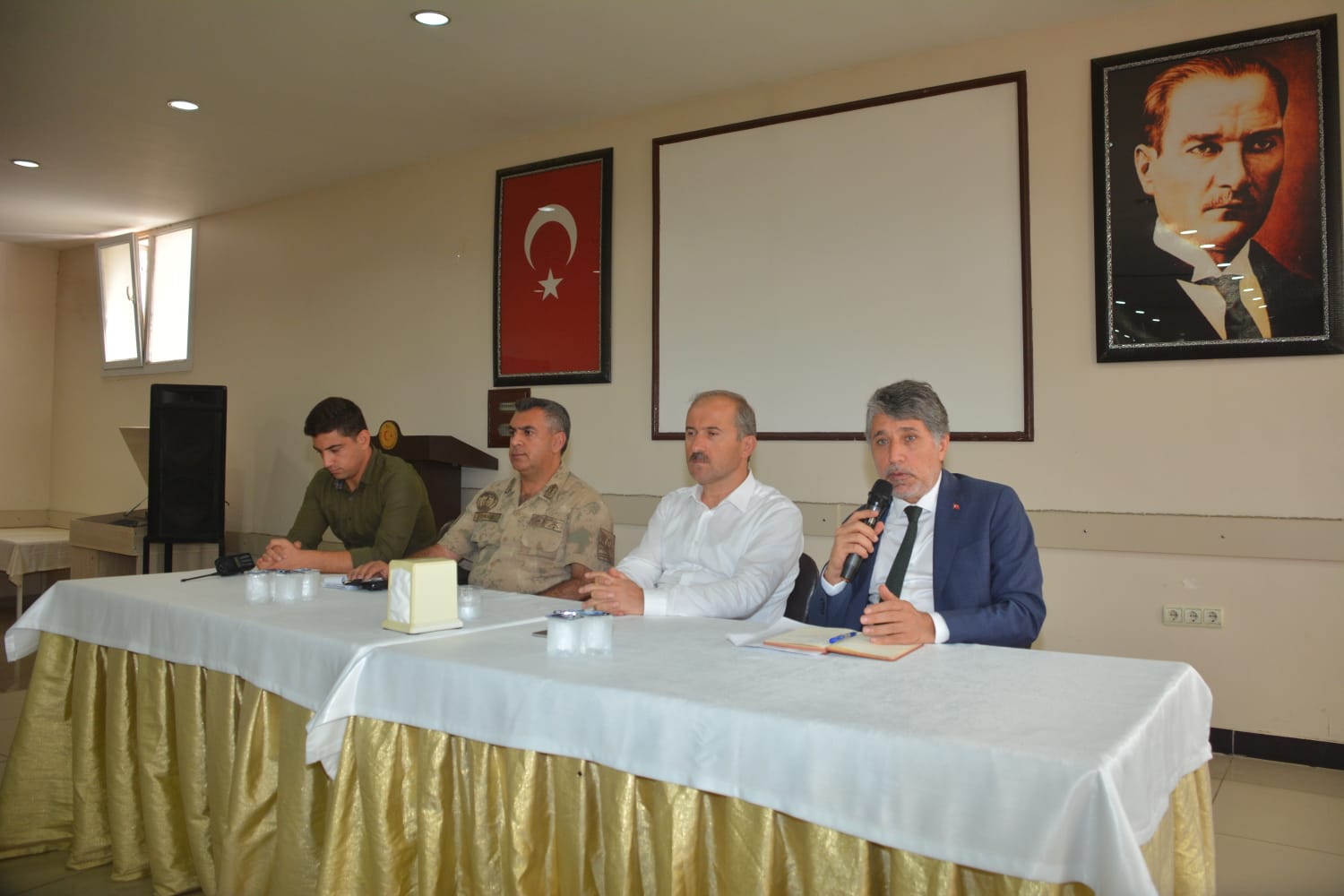 KARAMEHMETOĞLU VE YAVUZ ÖĞRETMEN EVİNDE MAHALLE MUHTARLARI İLE İSTİŞARE TOPLANTISI YAPTI