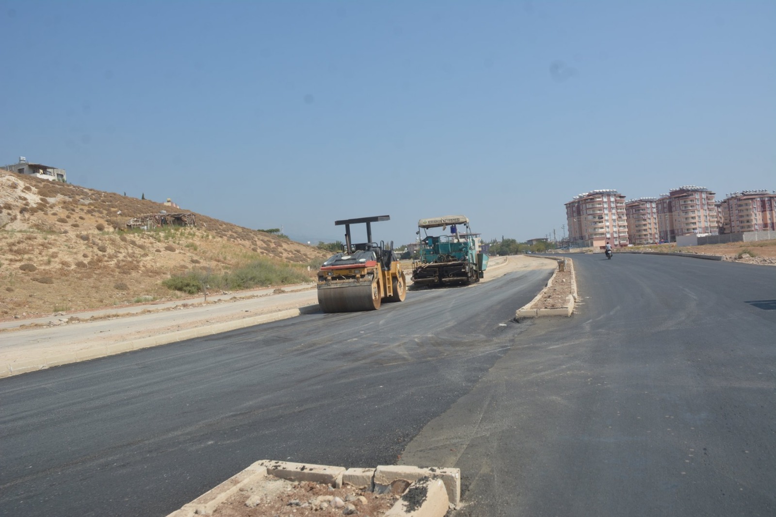 ASFALT VE PARKE KİLİT TAŞI ÇALIŞMALARI  DEVAM EDİYOR