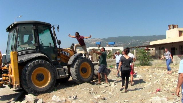 Kaçak yapıların yıkımında arbede