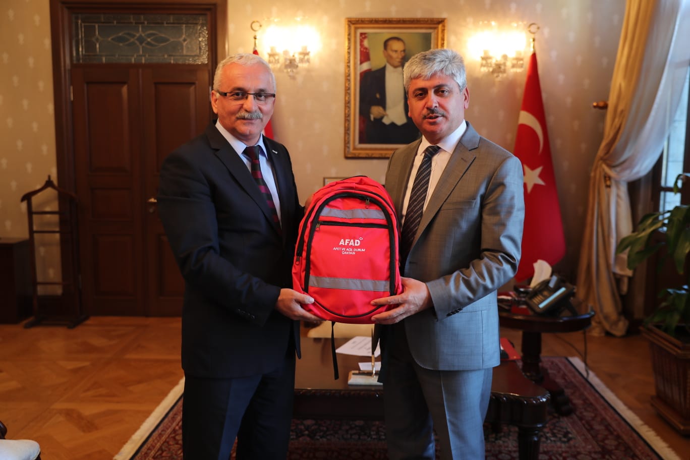 Vali Doğan‘a Afet ve Acil Durum Çantası Tanıtımı Yapıldı