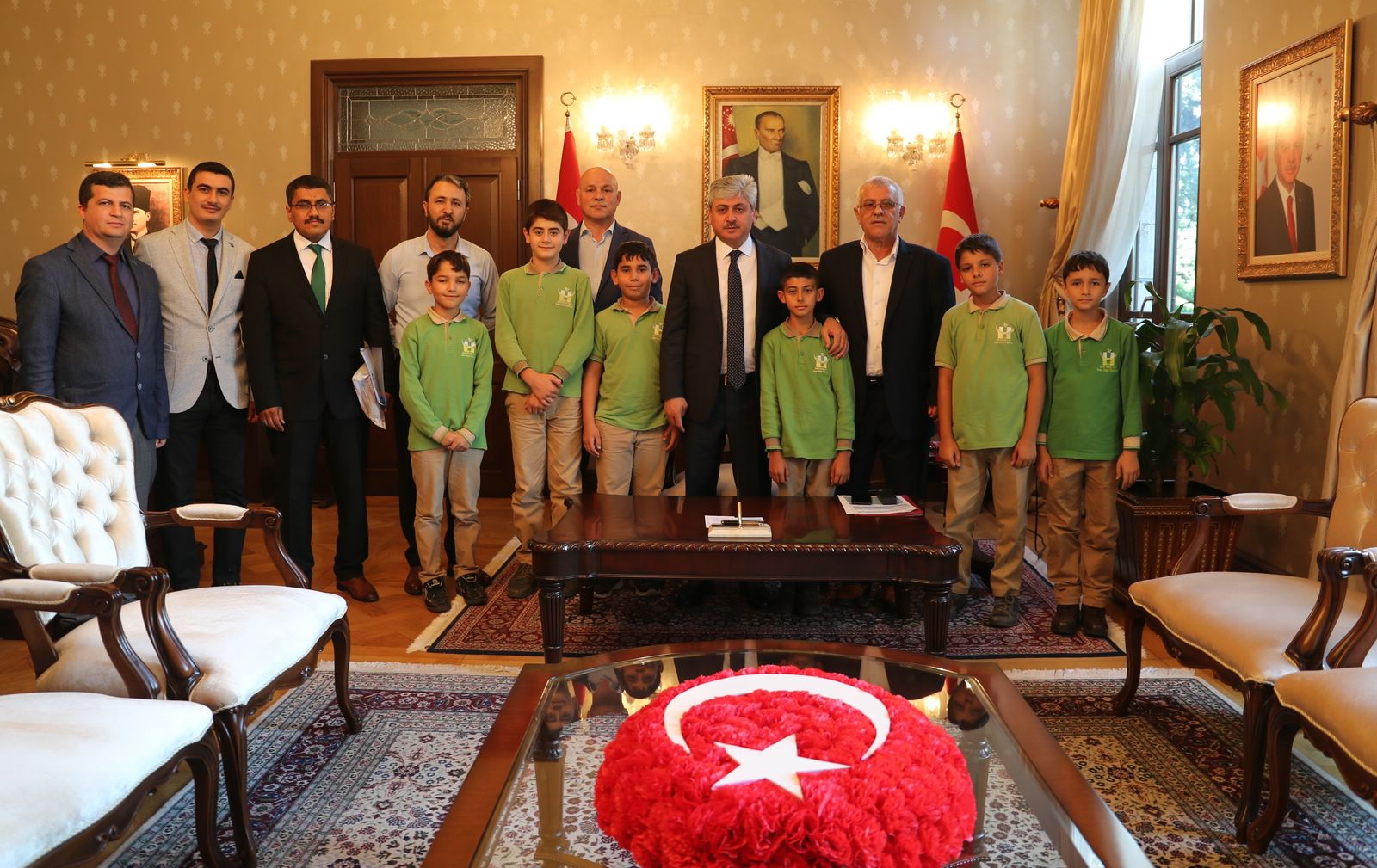 VALİ  KIRIKHANLI ÖĞRENCİLERİ KABUL ETTİ