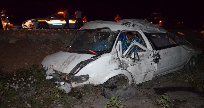 Kırıkhan’da minibüs tarlaya yuvarlandı: 10 yaralı