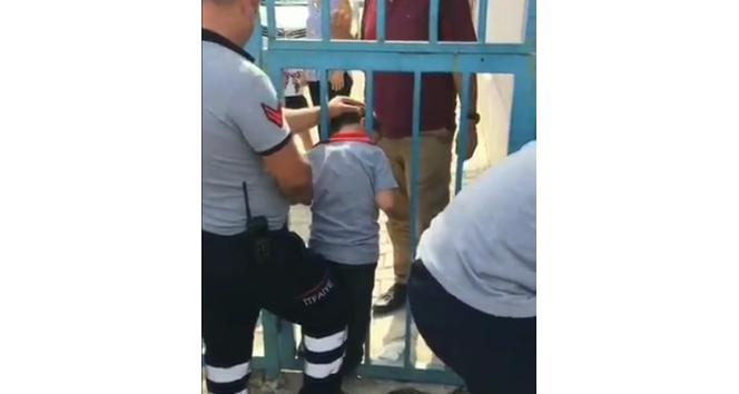 Başı demir parmaklıklara sıkışan çocuğu itfaiye kurtardı