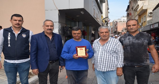 Esnaftan temizlik işçisine plaket