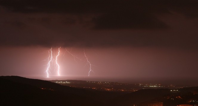 Şimşekler geceyi aydınlattı