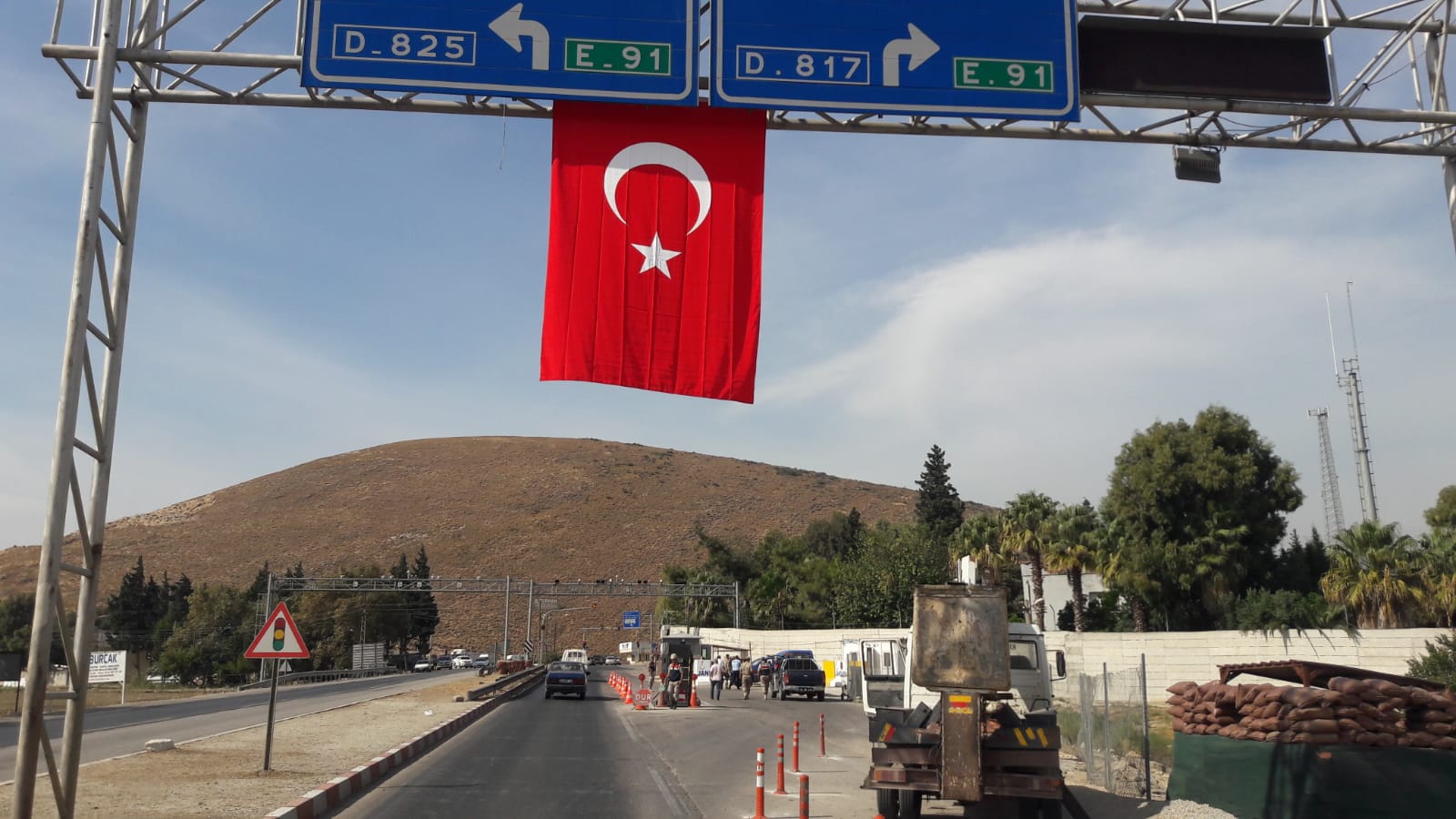 Kırıkhan’da şehrin girişleri Türk Bayraklarıyla donatıldı
