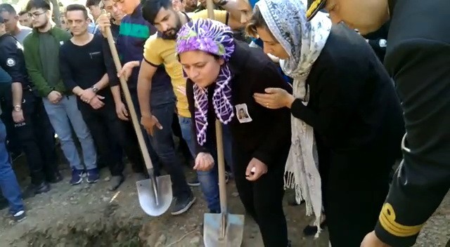 ŞEHİT EŞİNİN MEZARINDAN BİR AVUÇ TOPRAK ALDI HATAY, ASTSUBAY ŞEHİDİNİ SON YOLCULUĞUNA UĞURLADI ŞEHİDİN ANNESİ, "YAVRUM KUZUM BEN SENİ BU HALDE Mİ GÖRECEKTİM" DİYEREK GÖZYAŞI DÖKTÜ BARTIN’DA EĞİTİM DALIŞI İÇİN GİRDİKLERİ MAĞARADA ŞEHİT OLAN ASTSUBAY KIDEMLİ ÜSTÇAVUŞ HAKAN KARATAŞ, HATAY'IN ERZİN İLÇESİNDE DÜZENLENEN TÖRENLE TOPRAĞA VERİLDİ