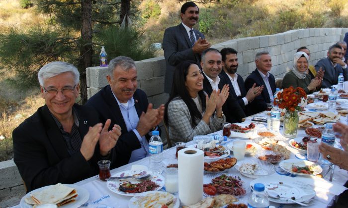 YELOĞLU, YAYLACIK MAHALLESİ’NDE MUHTARLARLA BİR ARAYA GELDİ