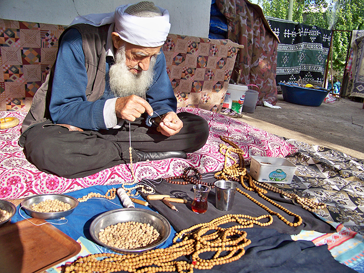 70 YILDIR ZEYTİN ÇEKİRDEĞİNDEN TESBİH YAPIYOR