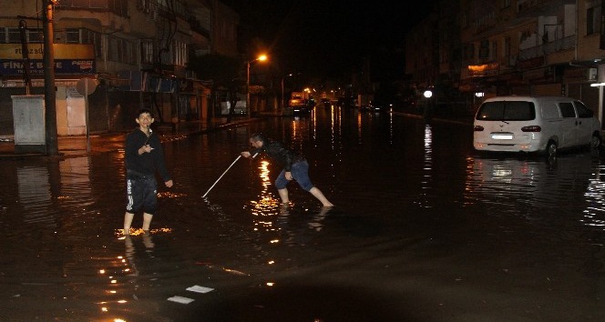 İskenderun’da sağanak yağmur hayatı felç etti