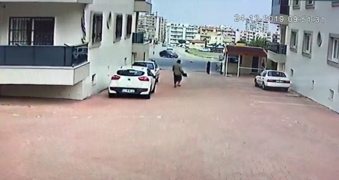 ŞİDDETLİ RÜZGAR YAŞLI KADINI SAVURUP YERE DÜŞÜRDÜ