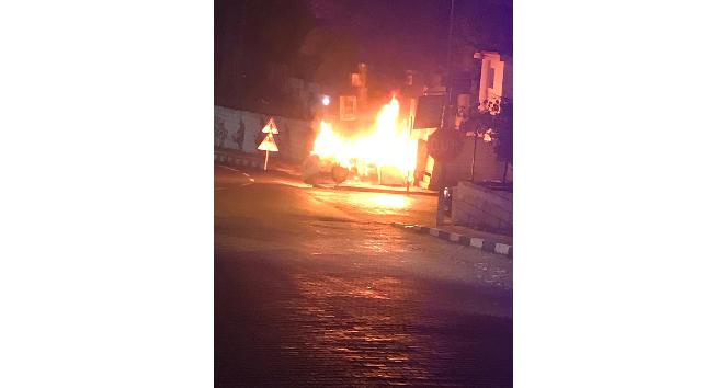 Jandarma komutanlığı duvarına çarpan otomobil alev alev yandı