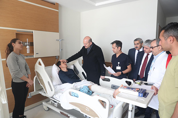 BAKAN SOYLU YARALI ASKERLERİ ZİYARET ETTİ