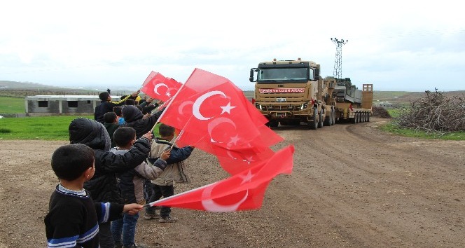 Çocuklar askerleri bayraklarla karşıladı