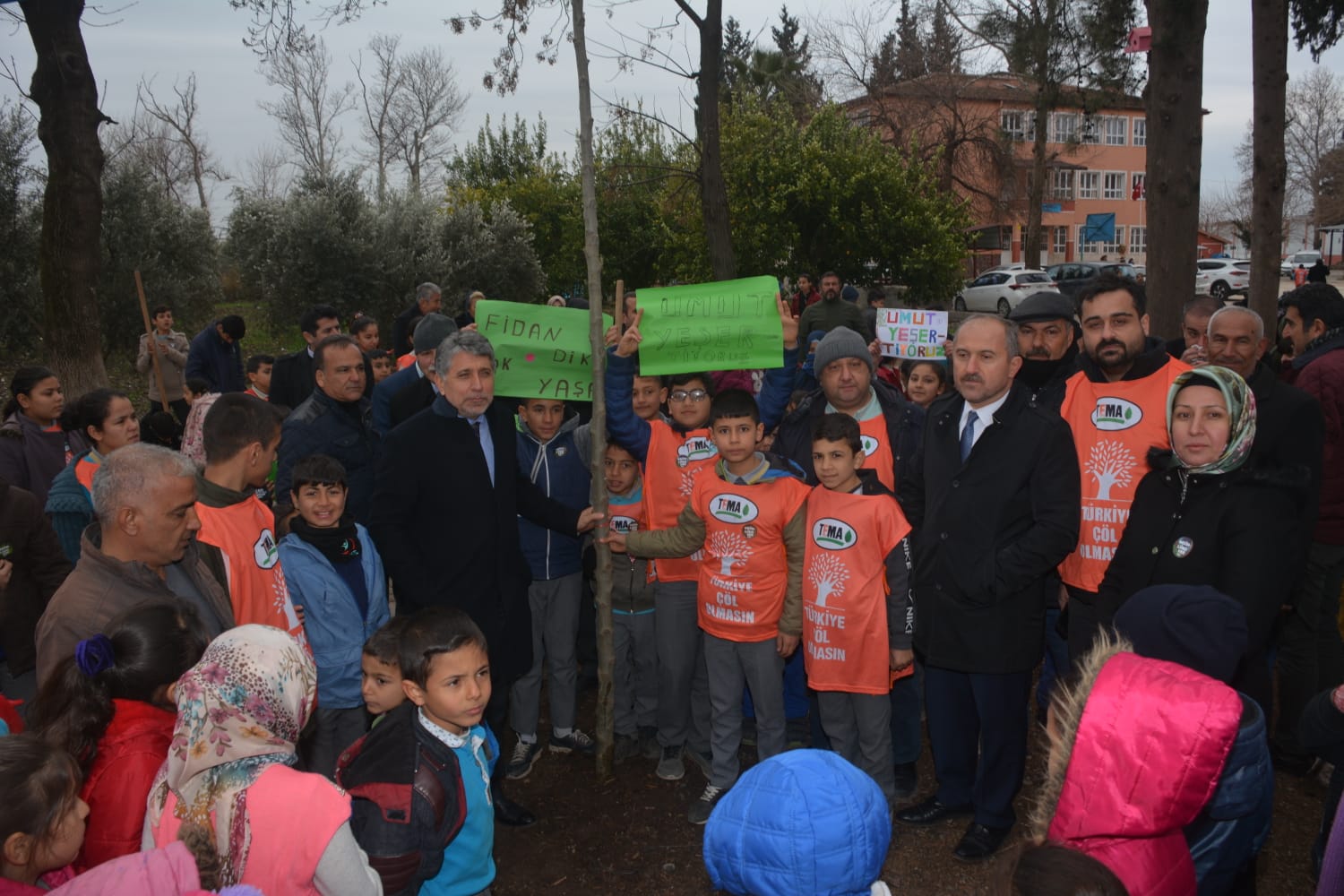 KAYMAKAM VE BELEDİYE BAŞKANI  “GELECEĞE BİR FİDANDA SEN DİK” KAMPANYASINA KATILDI