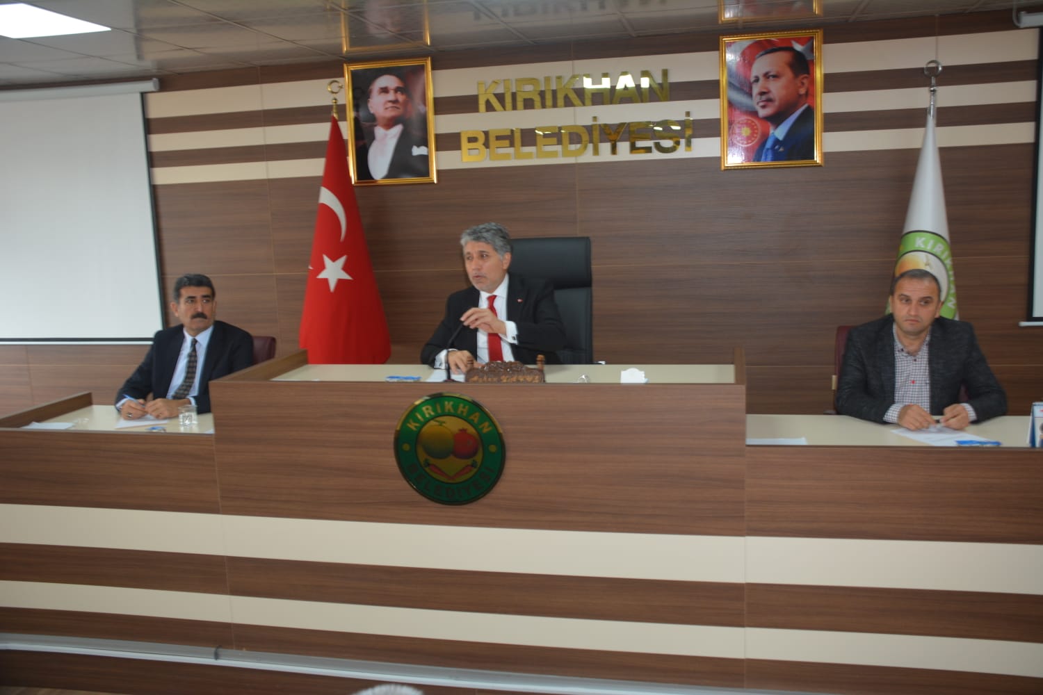 KIRIKHAN BELEDİYE MECLİSİ GÖLBAŞI PROJESİ İÇİN OLAĞAN ÜSTÜ TOPLANTI YAPTI