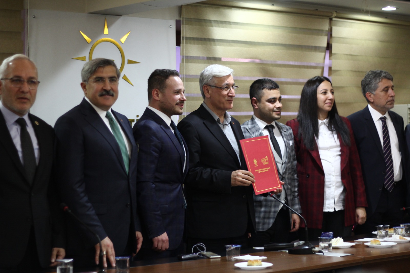 AK PARTİ İL GENÇLİK KOLLARINDA BAYRAK TESLİMİ