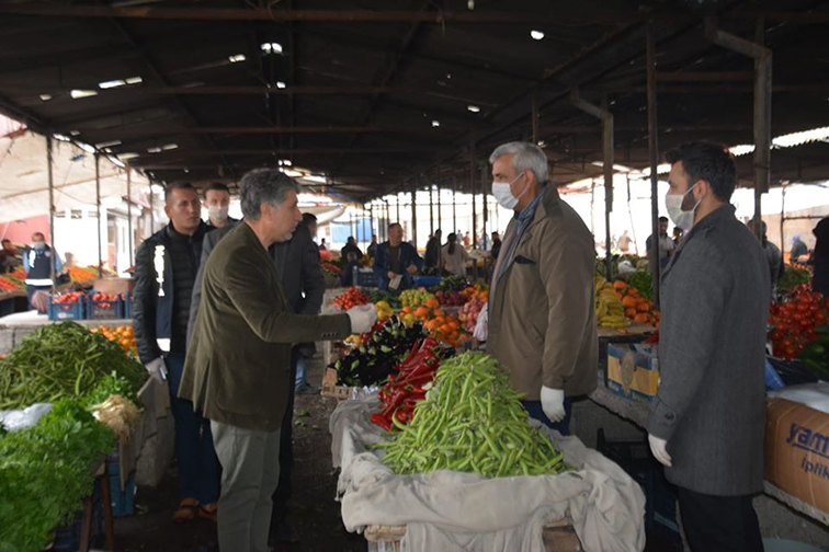 BAŞKAN YAVUZ PAZAR ESNAFINA MASKE VE ELDİVEN DAĞITTI