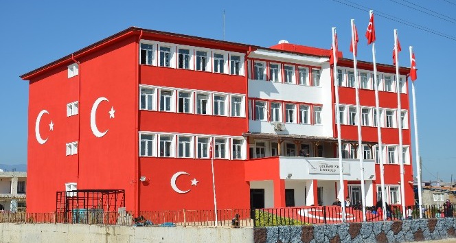 Gölbaşı İskan İlkokulu Türk bayrağına boyandı