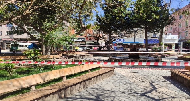 Samandağ Belediyesi, uyarıları dinlemeyen vatandaşlara meydanı kapattı