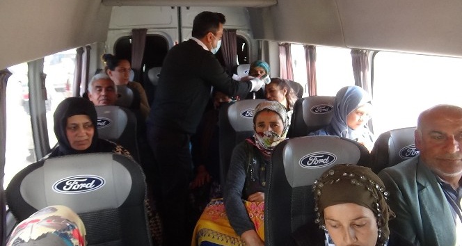 Kırıkhan’da Yolcuların ateşi ölçüldü maske dağıtıldı