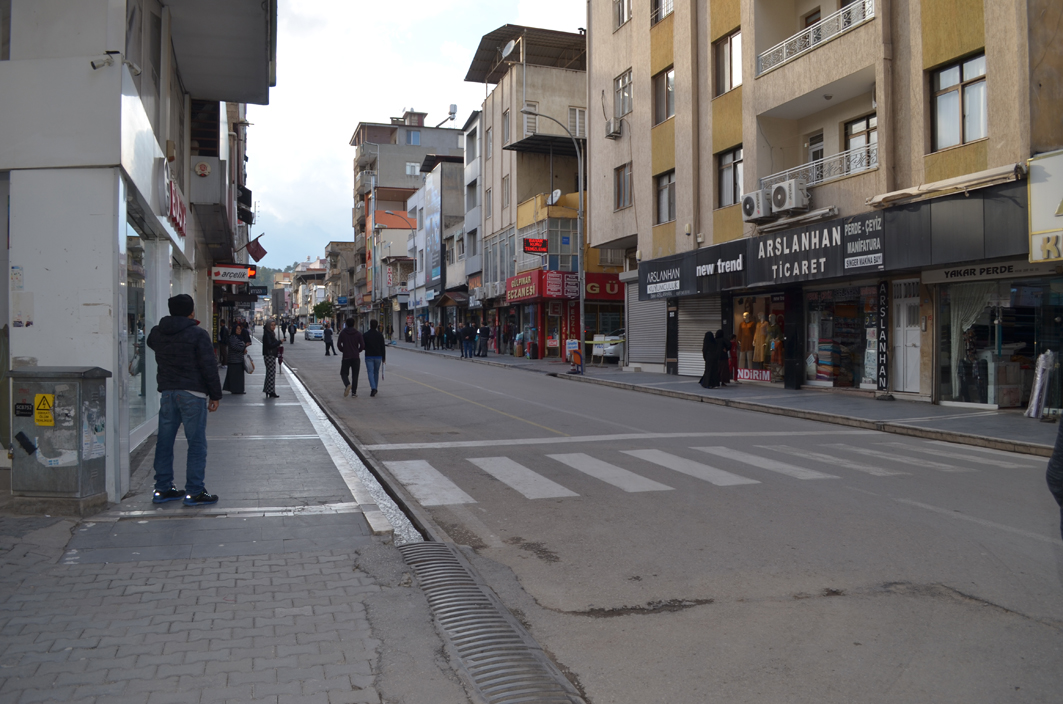 KANATLI CADDESİ TRAFİĞE  KAPATILDI       