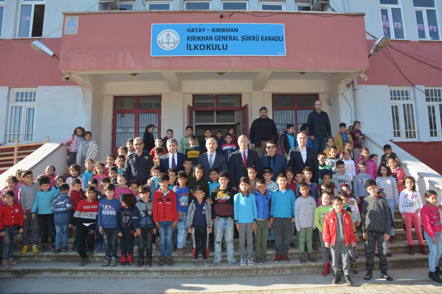 KAYMAKAM VE BELEDİYE BAŞKANI OKULLARI ZİYARET EDİP BAYRAK TÖRENİNE KATILDI