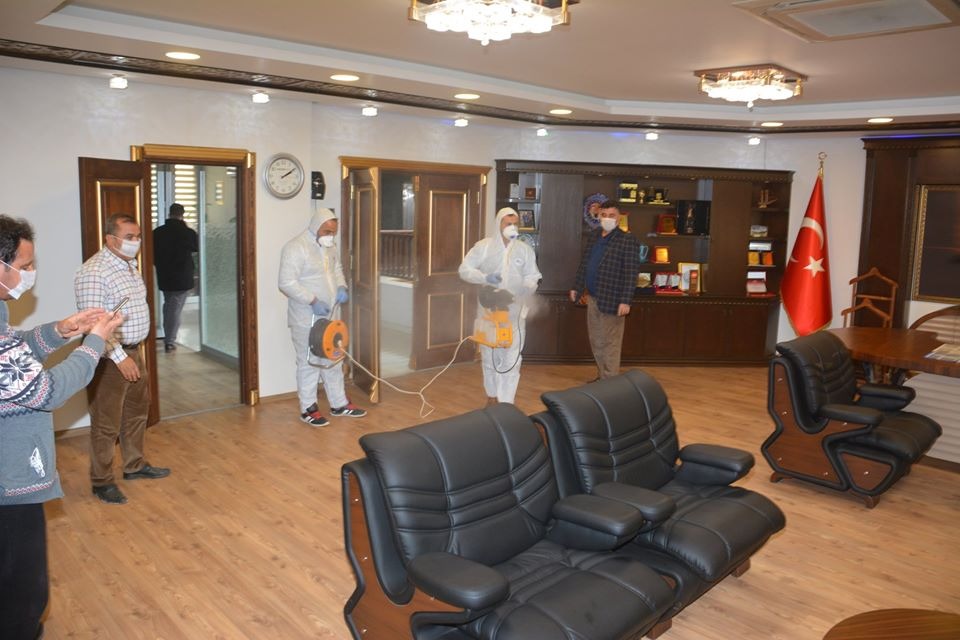 BAŞKAN YAVUZ, KORONA VİRÜSÜNE KARŞI TEDBİREN İLAÇLAMA VE DEZENFEKTE ÇALIŞMALARINI BAŞLATTI