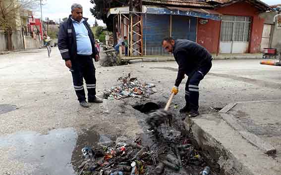 KIRIKHAN’DA YAĞMUR SUYU HATLARINI TIKAYAN ATIKLAR TEMİZLENDİ