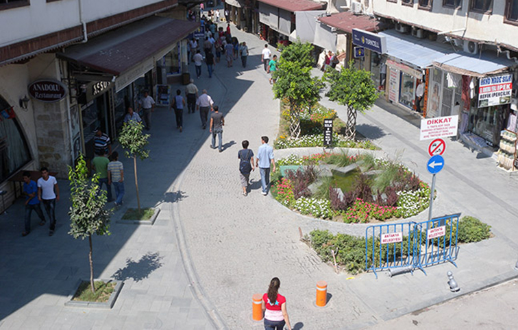 SARAY CADDESİ YAYA TRAFİĞİNE KAPATILDI