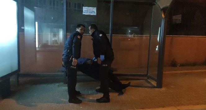 Kriz geçiren şahsa, polis yardım etti