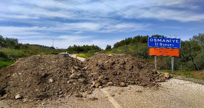 Erzin-Osmaniye sınırındaki yol toprak dökülerek kapatıldı