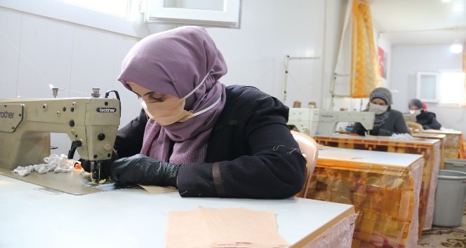 Bayırbucak Türkmeni kadınlar, ürettikleri maskeleri kaymakamlığa teslim etti