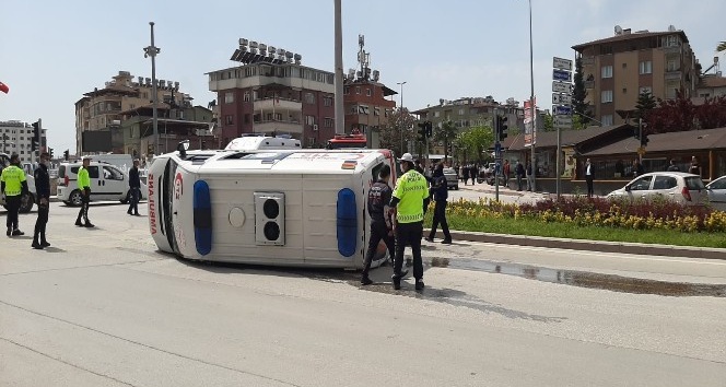 Hatay’da ticari aracın çarptığı ambulans devrildi