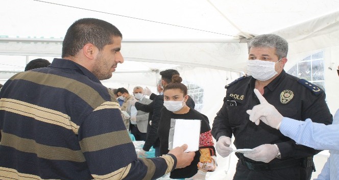 Reyhanlı’da vatandaşlara maske dağıtıldı