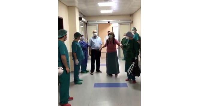 Hatay’da korona virüs tedavisi tamamlanan iki hasta alkışlarla taburcu oldu