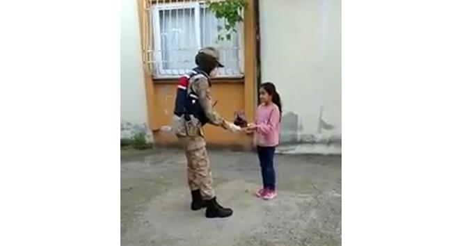 Jandarmadan küçük kıza doğum günü sürprizi