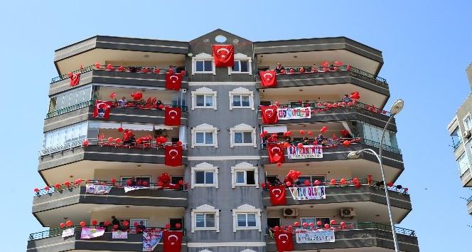 İskenderun  23 Nisan coşkusunu balkonlarda yaşıyor