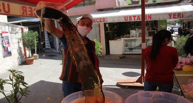 Ramazan sofralarının vazgeçilmezi: Meyan şerbeti